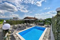 Holiday House Dora - Nice home with nice forest view and Outdoor swimming pool, Whirlpool-Jacuzzi, Sauna, 2 bedrooms and WiFi - Chambres d'hôtes Veliko Trgovišće