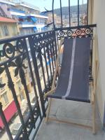 Quiet Top Floor 2 BR Flat Near Nice Port with Lift Balcony AC and Fast WiFi - Chambres d'hôtes Nice