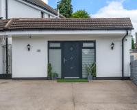 Modern and Stylish 1-Bedroom Guesthouse near M6 J10 Perfect for Business Stays & Couples Free Parking & Wi-Fi - Chambres d'hôtes Willenhall