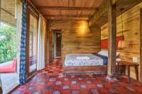 Habitación con cama grande y vistas al jardín