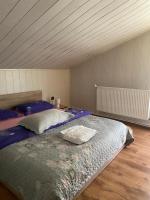 Zimmer mit Queensize-Bett und Gemeinschaftsbad