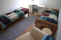 Tweepersoonskamer met 2 Aparte Bedden en Gedeelde Badkamer