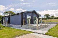 Cherry Lodge, 14 Roadford Lake Lodges - B&B Lifton