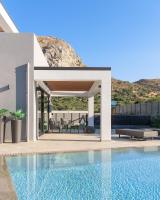 Monti Luxury Villa, with Heated Pool & Hot Tub - B&B Lefkógeia