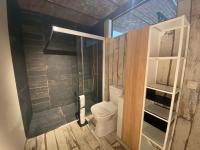 Chambre Lit King-Size avec Douche Accessible en Fauteuil Roulant - Adaptée aux Personnes à Mobilité Réduite