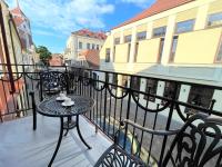 Picturesque Old Town Apartment with Charming Balcony - B&B Kaunas