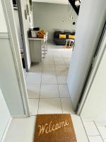 SUPERBE DUPLEX DESIGN NEUF 2 CHAMBRES, CLIMATISE TOUT CONFORT, FACILE D,ACCES STATIONNEMENT GRATUIT - Chambres d’hôtes