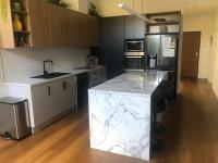 Superior & Luxe 2BR Apartment Villas Al Fresco Patio Free Parking & WIFI - Bed and Breakfast Launceston