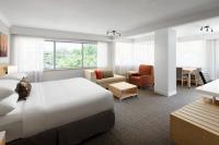One-Bedroom Corner Club Suite - Club Lounge Access