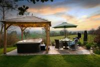 Linhay at East Trenean Farm -Luxury retreat for 2 with stunning rural views, private hot tub and EV charging - Chambres d'hôtes Looe