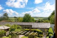 Linhay at East Trenean Farm -Luxury retreat for 2 with stunning rural views, private hot tub and EV charging - B&B Looe