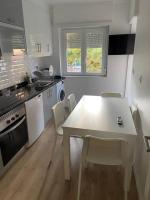 Carcavelos Beach 5 Bedrooms Serviced Apartment - B&B Oeiras
