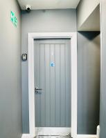New Modern Apartment With FREE Private Parking - B&B