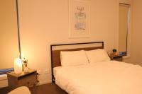 Habitación con cama grande y vistas al jardín