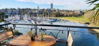 Harbourfront Bliss - 2 bedrooms, parking, balcony - B&B Sydney