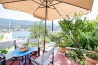 Traditional House under the Clock Tower with Sweet View - B&B Póros