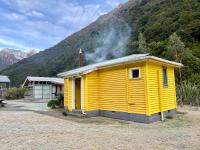 B&B Otira - Basic, Super 'Cosy' Cabin in The Middle of National Park and Mountains - Bed and Breakfast Otira