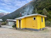 Basic, Super 'Cosy' Cabin in The Middle of National Park and Mountains - B&B