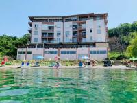 Sunrise Beach - Lake View Deluxe Apartment - Chambres d’hôtes Peštani