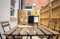 Welcome - BUSINESS or PLEASURE! Southampton 'City Vibes' # Stylish Apartment with Outdoor Courtyard! 1-4 Guests BOOK YOUR CITY BREAK or PRE-CRUISE STAY! CLOSE TO MAYFLOWER THEATRE, UNIVERSITIES, CRUISE TERMINALS, HOSPITALS & SHOPS! - Chambres d'hôtes Southampton