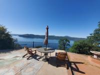 A lake, a mountain and the house with the red door - B&B