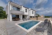 Villa Lavanda -semi-detached villa with a pool and a panoramic view, close to a sandy beach- by TRAVELER tourist agency Krk - Chambres d'hôtes Risika
