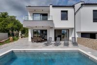 Villa Lavanda -semi-detached villa with a pool and a panoramic view, close to a sandy beach- by TRAVELER tourist agency Krk - Chambres d'hôtes Risika