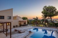 Angels Villa - 8-Bedroom Estate Ideal for Groups & Families by etouri - Chambres d'hôtes Kampáni