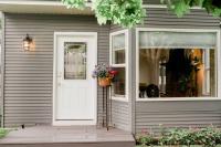 Charming Kelowna Haven with Hot Tub, Parking & Pet Friendly - Bed and Breakfast
