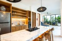 Coastal Haven 5BR New Villa, 200m Canggu Beach - B&B Canggu
