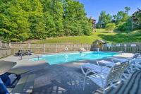 Sevierville Cabin: Private Deck, Community Pool! - Bed and Breakfast Sevierville