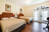 B&B Naples - Cozy Naples Retreat with Community Pool and Water View - Bed and Breakfast Naples