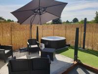 Beau logement avec terrasse, jacuzzi et terrain de pétanque privatif à 5 minutes de la plage - B&B