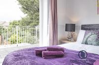 Purple Velvet - 2 Bed Home Spacious - Basildon Essex Upto 5 Guests, Free Wifi , Free Parking - Chambres d’hôtes