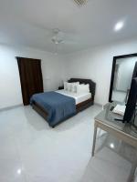 bedroom with sharing bathroom - B&B Boca Raton