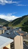 SOLDEU- EXCLUSIVO APARTAMENTO 130 M2 HASTA 10 PERSONAS CON PRECIOSAS VISTAS A PISTAS DE SKi - Chambres d'hôtes Soldeu