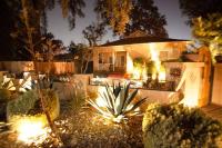 B&B Visalia - Seq Parks-House with Hot Tub Fire Pit Koi Pond Outdoor Kitchen - Bed and Breakfast Visalia