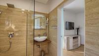Luxury villa with sea view, pool and jacuzzi near the beach in the town of Pula by WiiBuk - Chambres d'hôtes Pjescana uvala