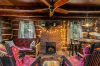 Boozy Bear Bungalow romantic cabin 5 mins 2 downtown with hot tub and fire pit - B&B