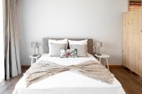 Habitación con cama grande y balcón