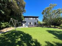 森の香りに包まれたプライベート空間でマイデバイスイマーシブ体験を堪能できる贅沢--BlueFlow KATSUURA - B&B Katsuura