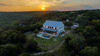 The Point Serene Hill Country Views with Pool & Hot Tub - B&B