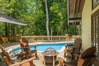 Bourbon Hollow Lodge with Hot Tub and Pool plus Game Room only 5 min to downtown - Chambres d'hôtes Gatlinburg