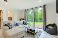 Lakefront Catskills Container Home: Private Lake - B&B Swan Lake