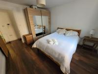 Comfortable Two Bedroom Modern Apartment - B&B