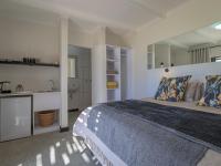 Habitación con cama extragrande.