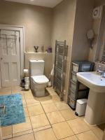 Beautiful double room in a central location next to various tube stations with breakfast and yoga options available on site - Ferienwohnung London