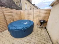 B&B Tilly-sur-Seulles - Beau chalet 6 personnes avec Jacuzzi - Bed and Breakfast Tilly-sur-Seulles