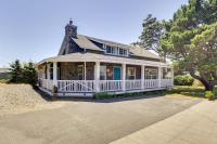 Coastal Lincoln City Home with Spacious Deck! - B&B