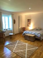Zimmer mit Queensize-Bett und Gartenblick